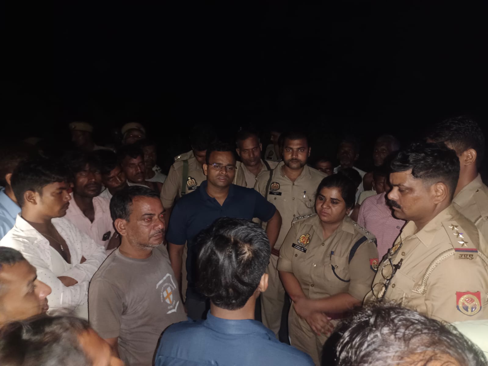 खेत की रखवाली कर रहे किसानों को कार ने कुचला