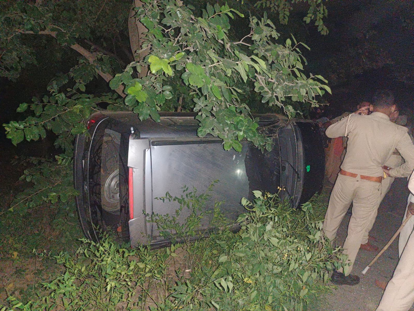 खेत की रखवाली कर रहे किसानों को कार ने कुचला