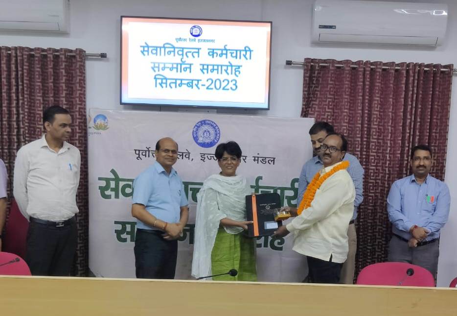 डीआरएम ने सेवानिवृत्ति हुए कर्मचारियों को दस्तावेज एवं गोल्ड प्लेटेड मेडल प्रदान किए