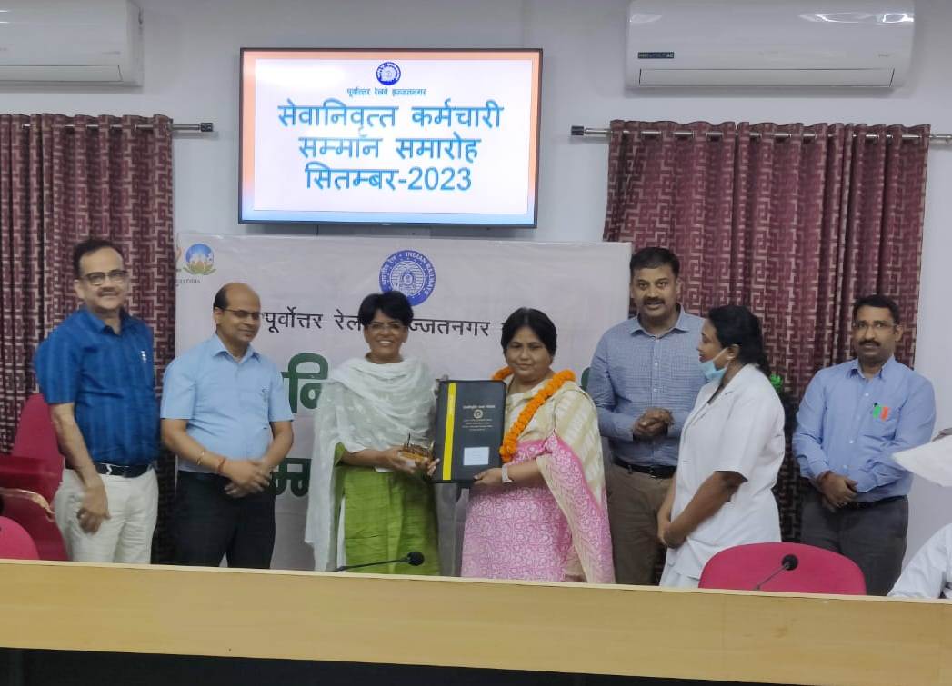 डीआरएम ने सेवानिवृत्ति हुए कर्मचारियों को दस्तावेज एवं गोल्ड प्लेटेड मेडल प्रदान किए