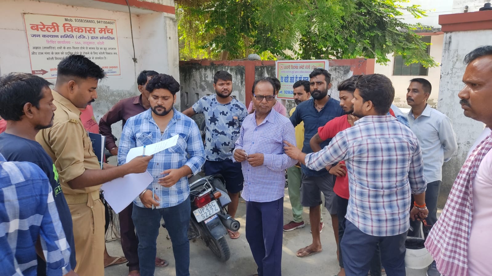 दो दिन पूर्व सड़क दुर्घटना में म्रत युवक की परिजनों ने की शिनाख्त