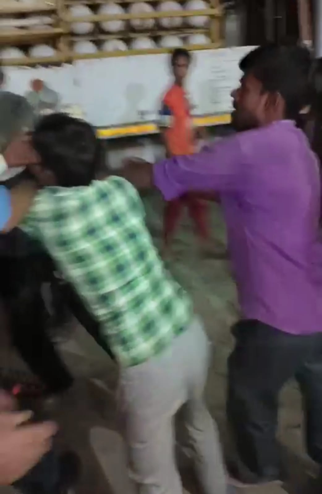 एक ही ऑटो चलाक से क्यों होती है मारपीट जानिये--