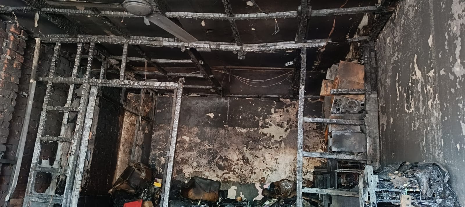 बटलर प्लाजा में शॉर्ट सर्किट से कंप्यूटर की दुकान में लगी भीषण आग