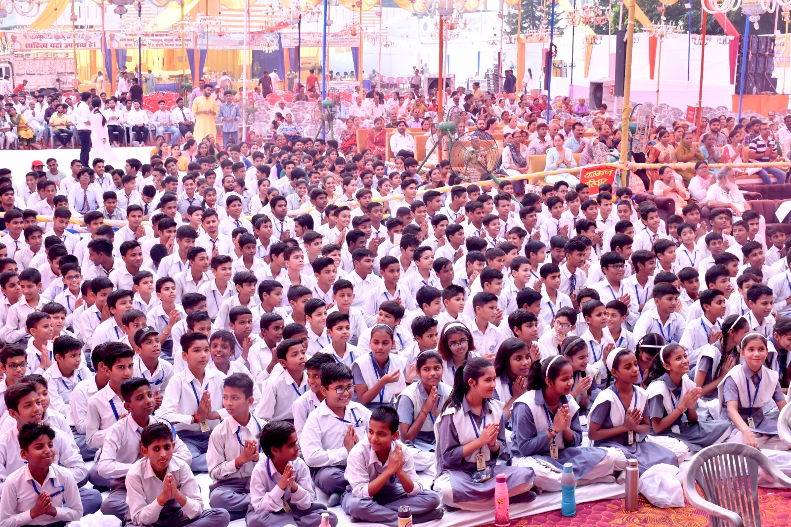विद्यार्थियों को गुरु का आदर-सत्कार करना चाहिए : सुधांशु जी महाराज