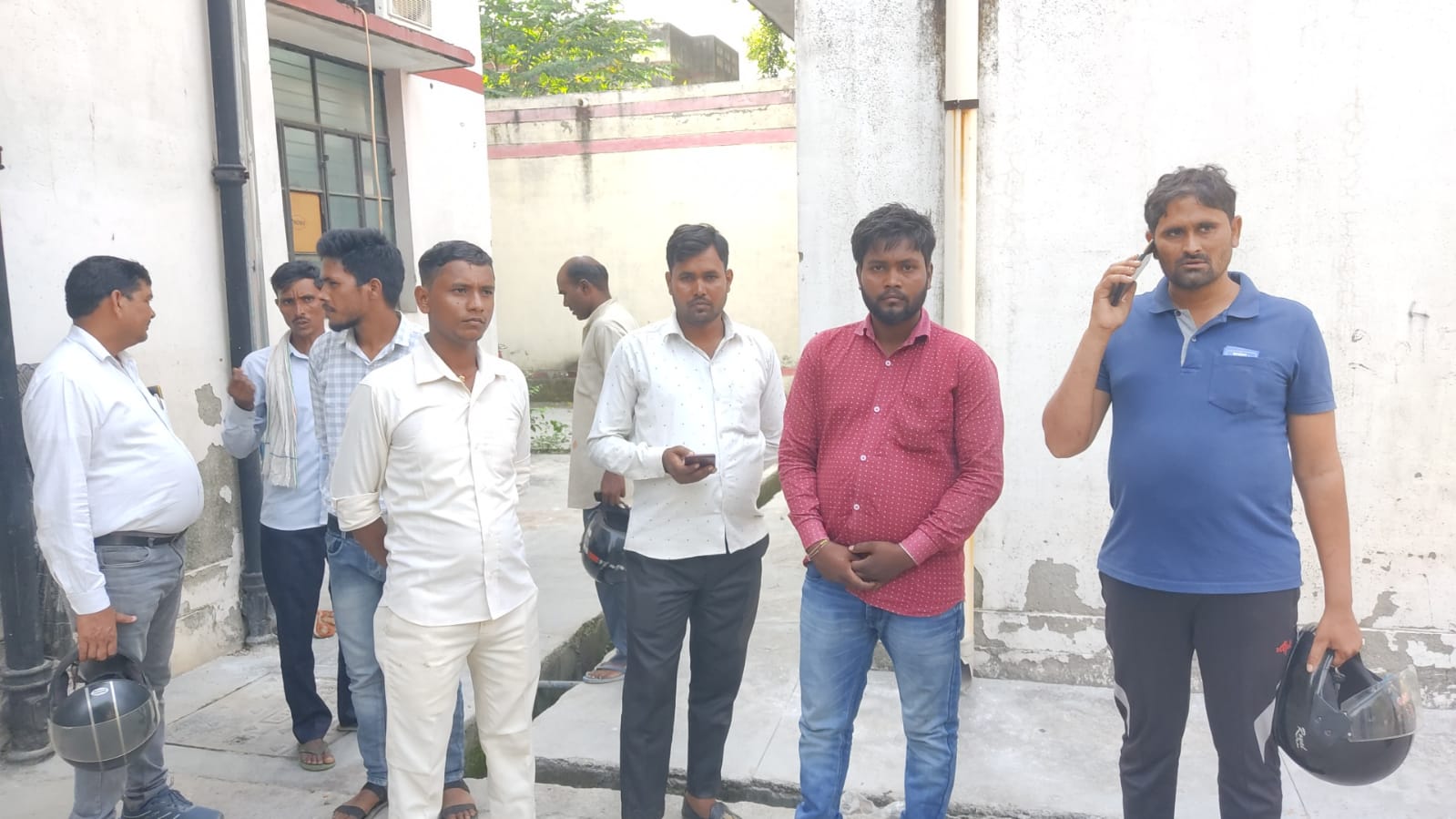 मोटरसाइकिल में पीछे से कार ने मारी टक्कर महिला की मौत