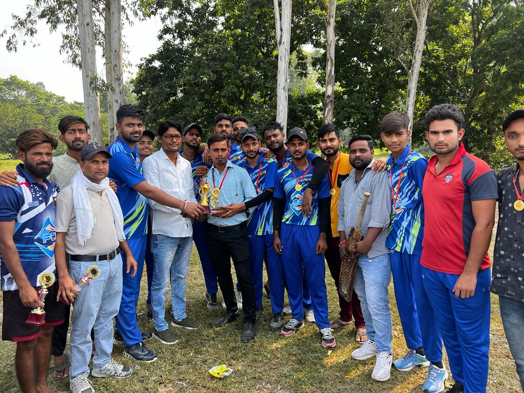 फतेहगंज चैंपियन लीग टूर्नामेंट में राधा रानी नाईट राइडर्स ने जीती ट्रॉफी