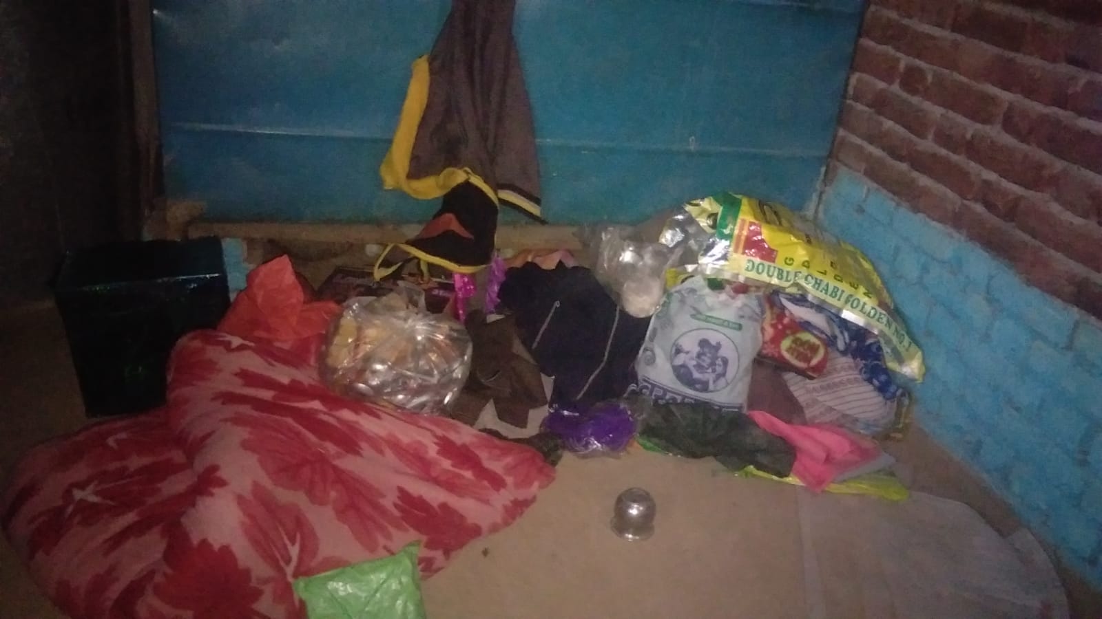 एक किलो चांदी ,पीतल के बर्तन , एक सोने की लर व पांच अंगुठी दो जोड़ी जेवरी, 15 हजार रूपए की नगदी समेत लगभग तीन लाख की चोरी कर ली