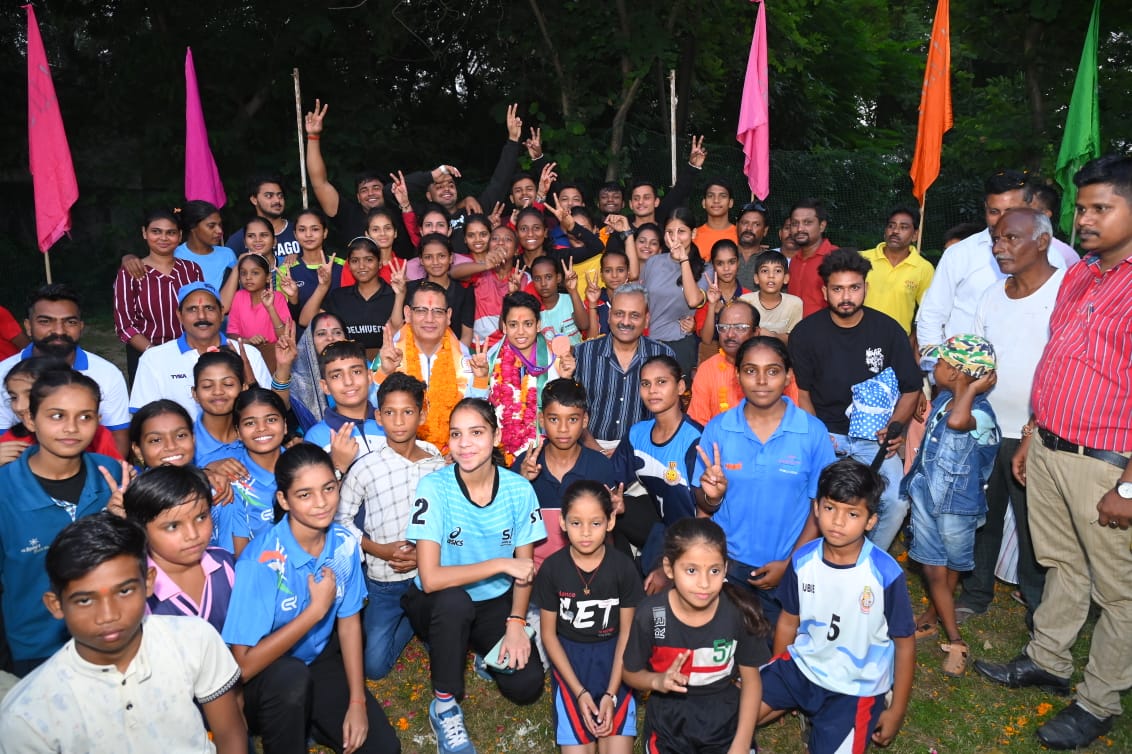 एशियाड में कांस्य पदक जीतकर आई खुशबू को किया सम्मानित