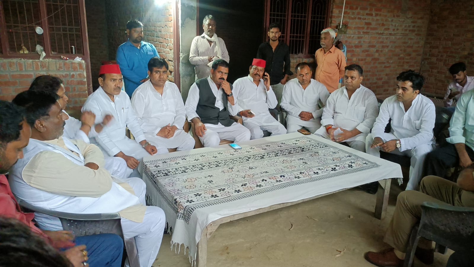 सपा ने पीड़ित को सरकारी नौकरी 50 लाख मुआवजा और वीरपाल की मौत की निष्पक्ष जाँच की मांग की