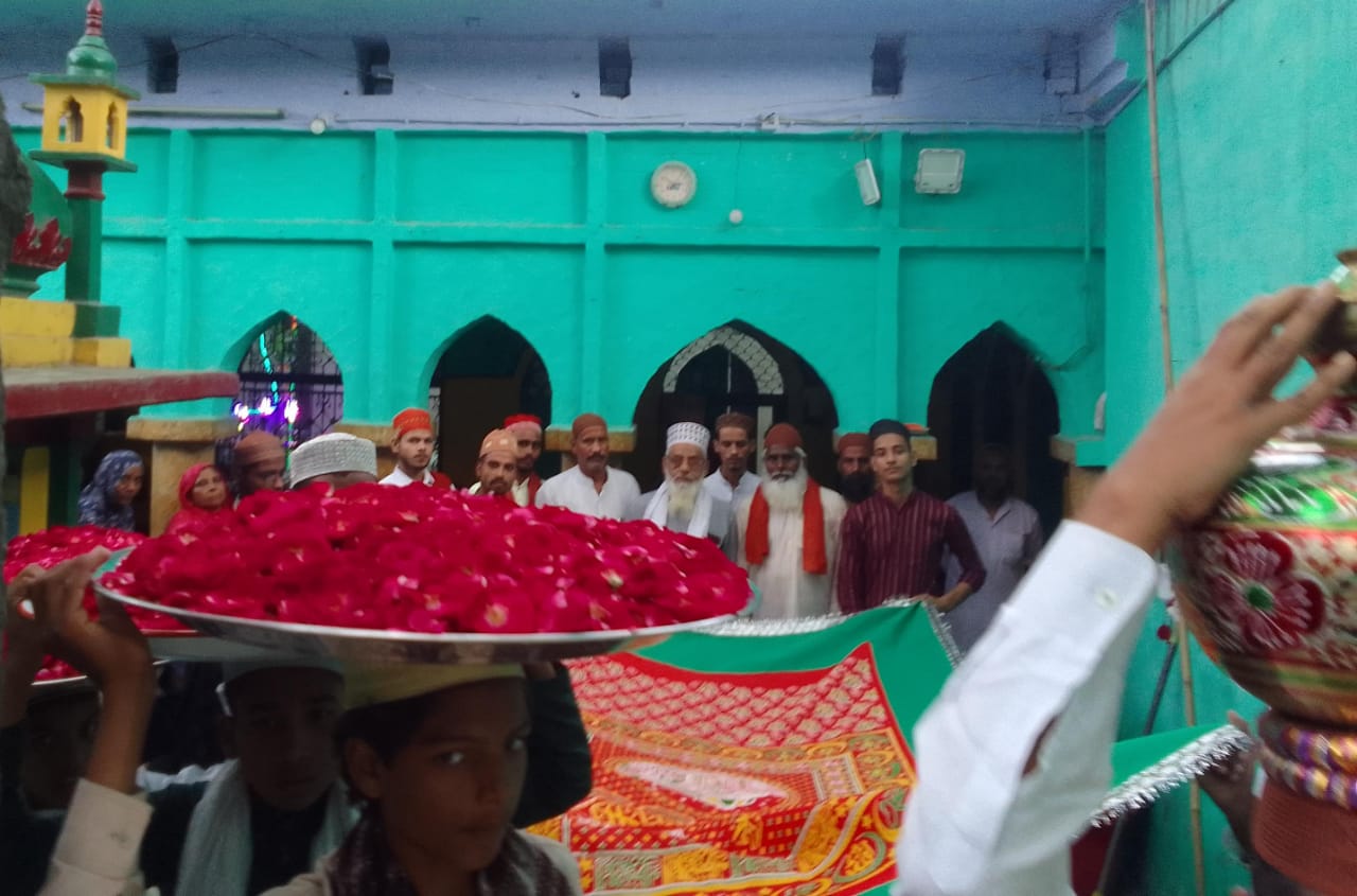 बड़ी सादगी के साथ पेश हुई चादरे व गागर, दरगाह शाहदाना पर बटा शर्बत