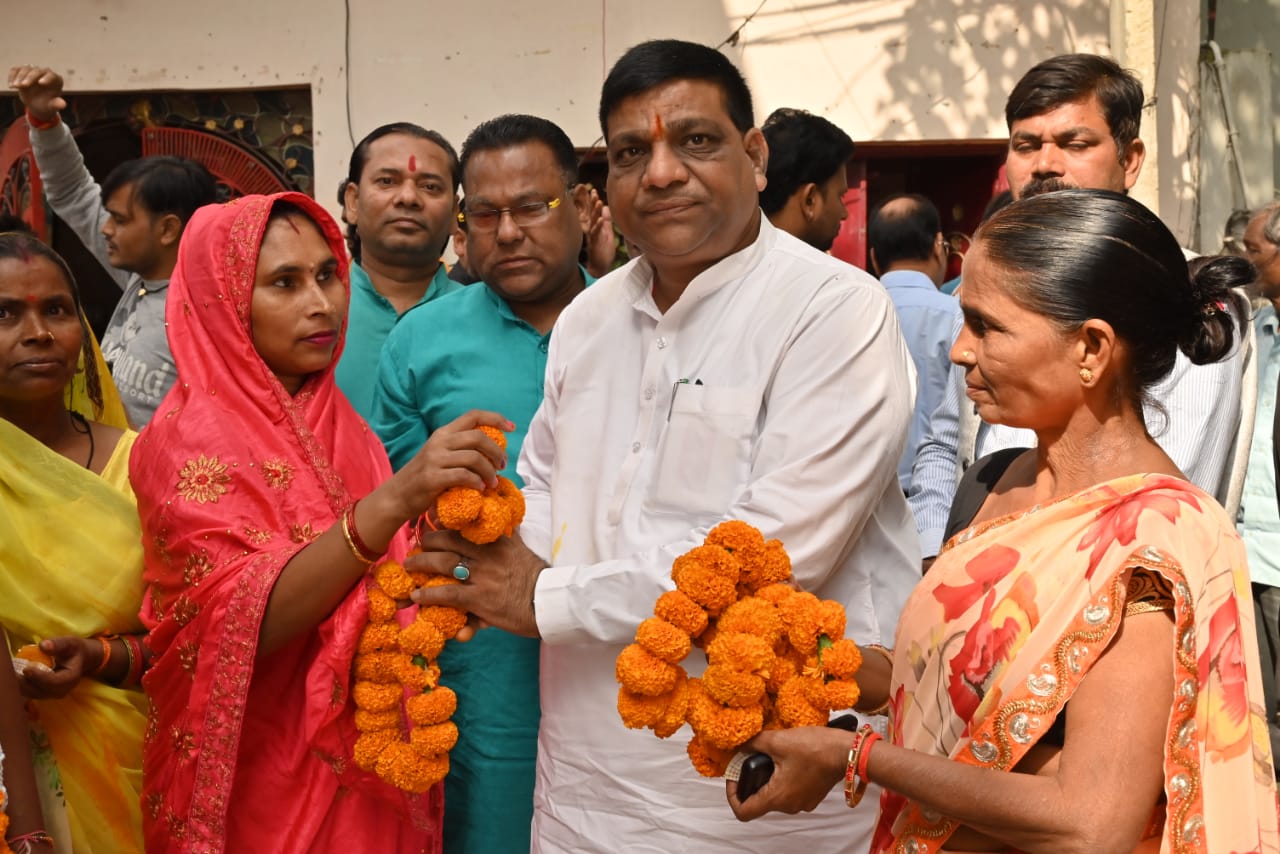 कैंट विधायक ने विधायक निधि से किया कई सड़को का उदघाटन