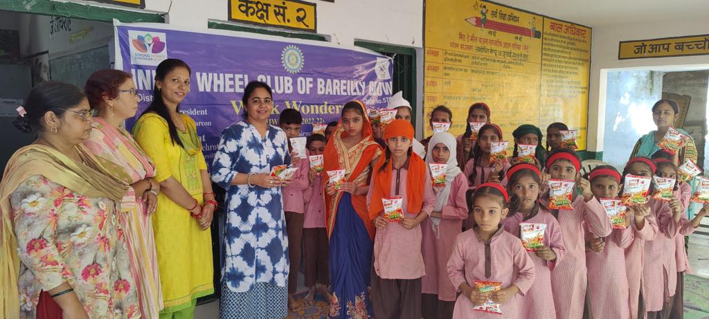 इनरव्हील बरेली ग्लो ने प्राइमरी स्कूल में कराई प्रतियोगिताएं