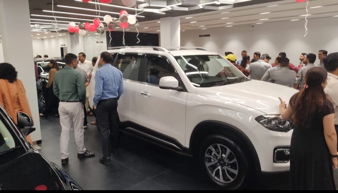 महिंद्रा एंड महिंद्रा के नवीन प्रीमियम कॉम्पेक्ट शोरूम कचहरी पर खुला