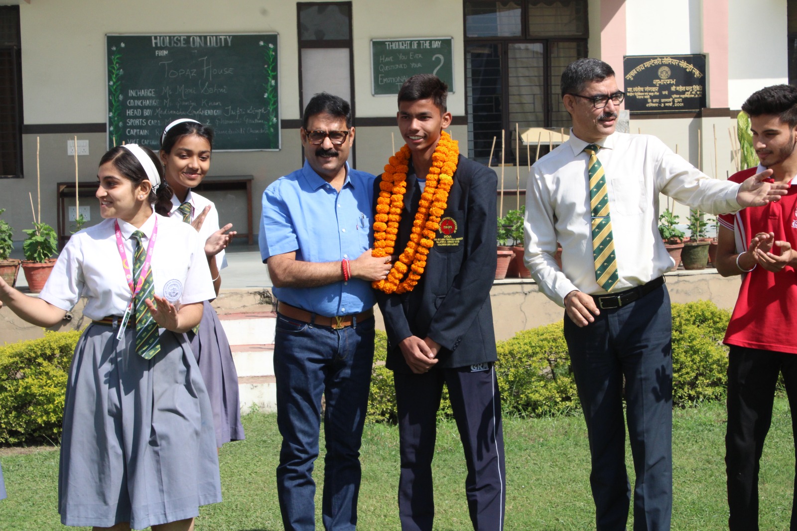 श्रीलंका में क्रिकेट की बायलेटरल सीरीज खेलकर लौटे साईं सक्सेना का हुआ भव्य स्वागत