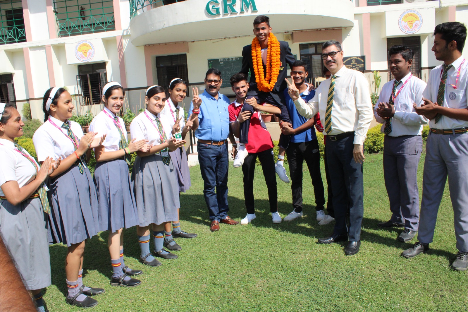 श्रीलंका में क्रिकेट की बायलेटरल सीरीज खेलकर लौटे साईं सक्सेना का हुआ भव्य स्वागत