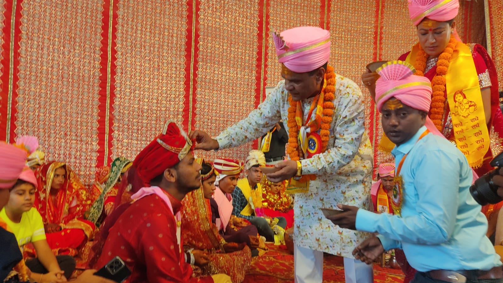 11 निर्धन कन्याओं का कराया विवाह , मंत्री रेखा आर्य ने हल्दी लगाकर लिया कन्यादान