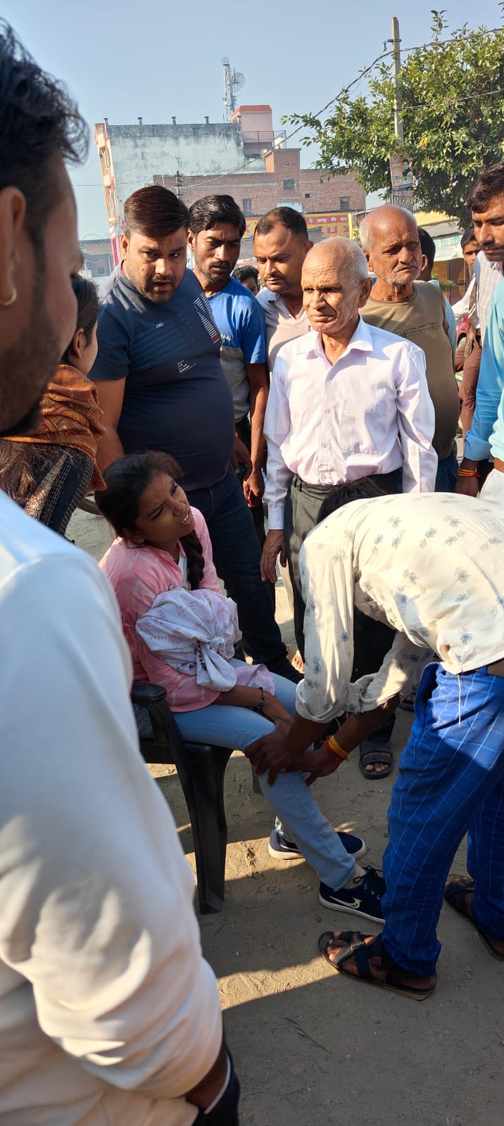 बेकाबू बाइक चालक को बचाने के चक्कर में टेंपो पलटा, यात्री हुए घायल