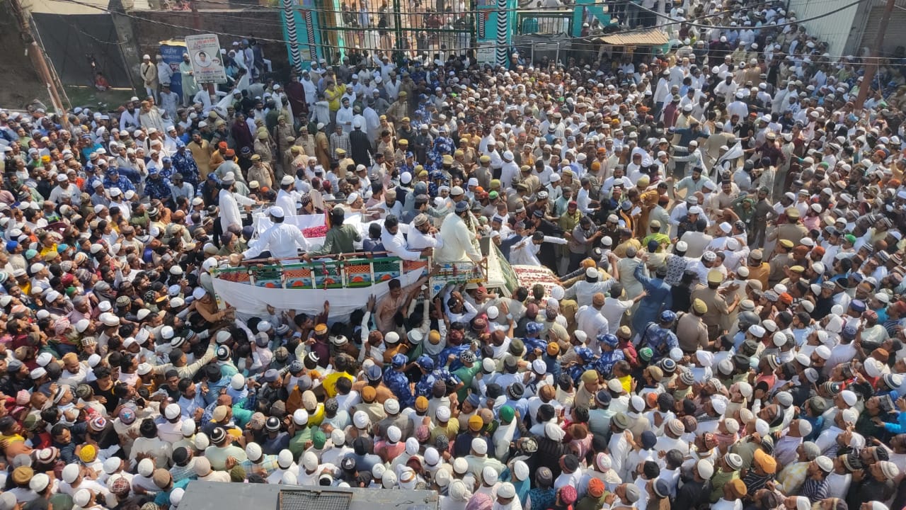 जनाज़े की नमाज़ में बड़ी तादात में अकीदतमंद शामिल हुए नम आंखों से विदाई