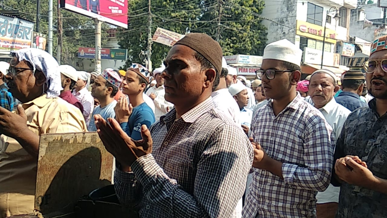 जनाज़े की नमाज़ में बड़ी तादात में अकीदतमंद शामिल हुए नम आंखों से विदाई