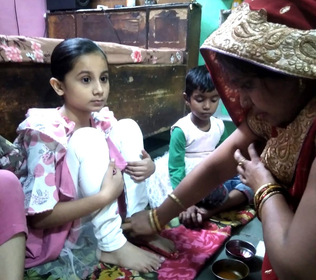 नवरात्र की नवमी पर भक्तों ने देवी माँ की पूजा कर कन्याओ को जिमाया फिर भक्तों ने खोला व्रत