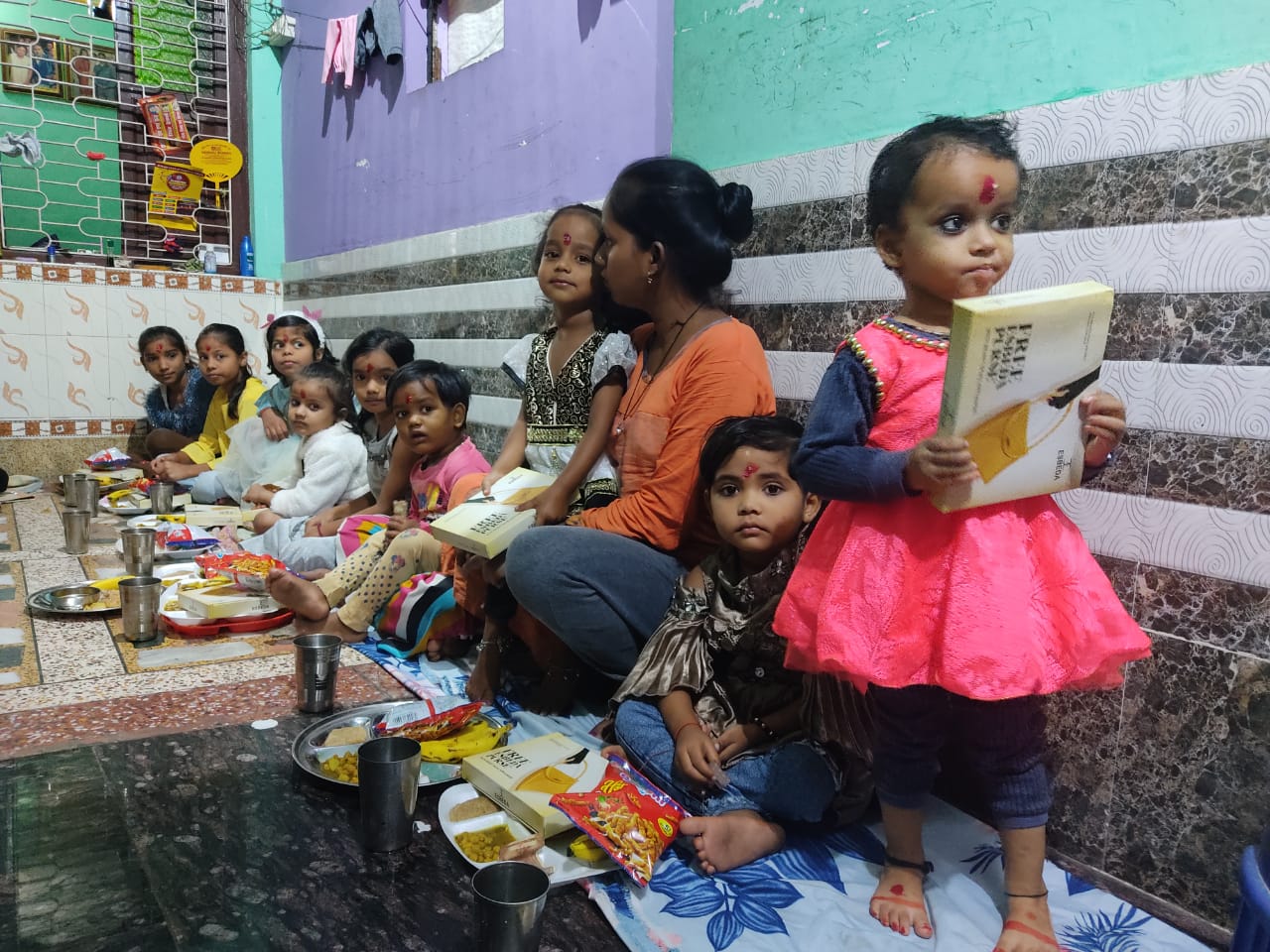 नवरात्रि की नवमी पर कन्याओ का पूजन कर कराया सहभोज फिर भक्तों ने खोला व्रत