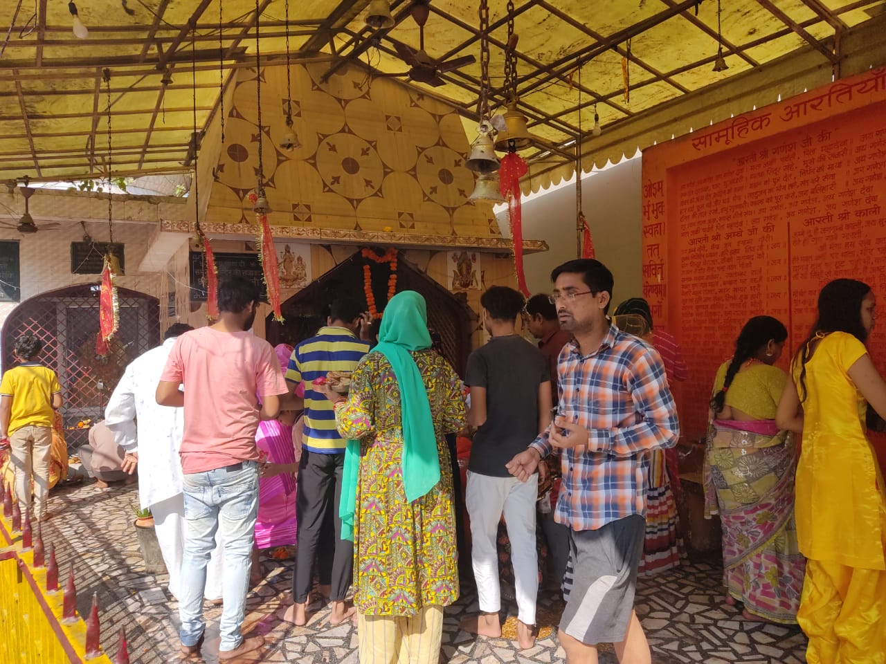 नवरात्रि की नवमी पर कन्याओ का पूजन कर कराया सहभोज फिर भक्तों ने खोला व्रत