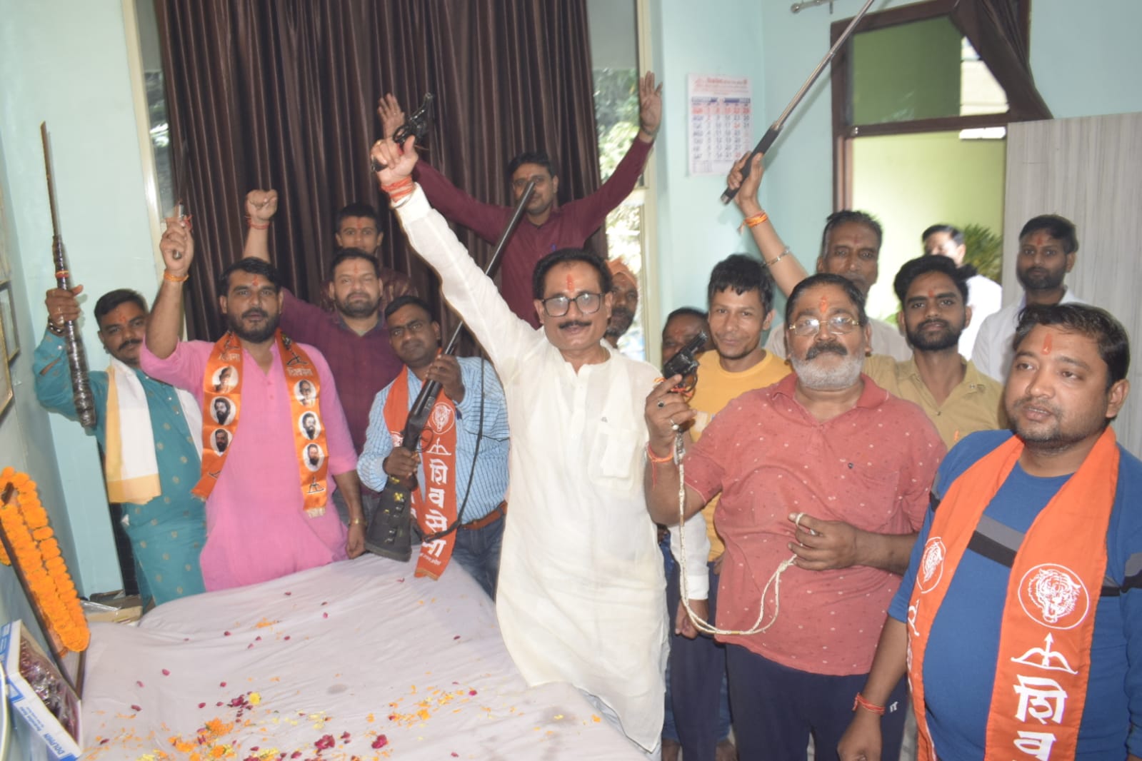 शिव सैनिकों ने विजयदशमी पर्व पर किया शस्त्रों का पूजन