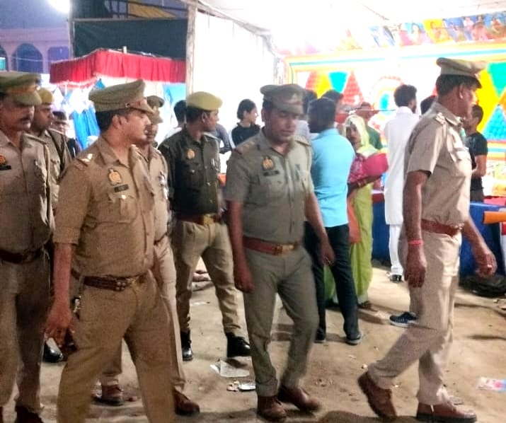दशहरा मेले में खरीदारी को उमड़ी भीड़, पुलिस रही मुस्तैद