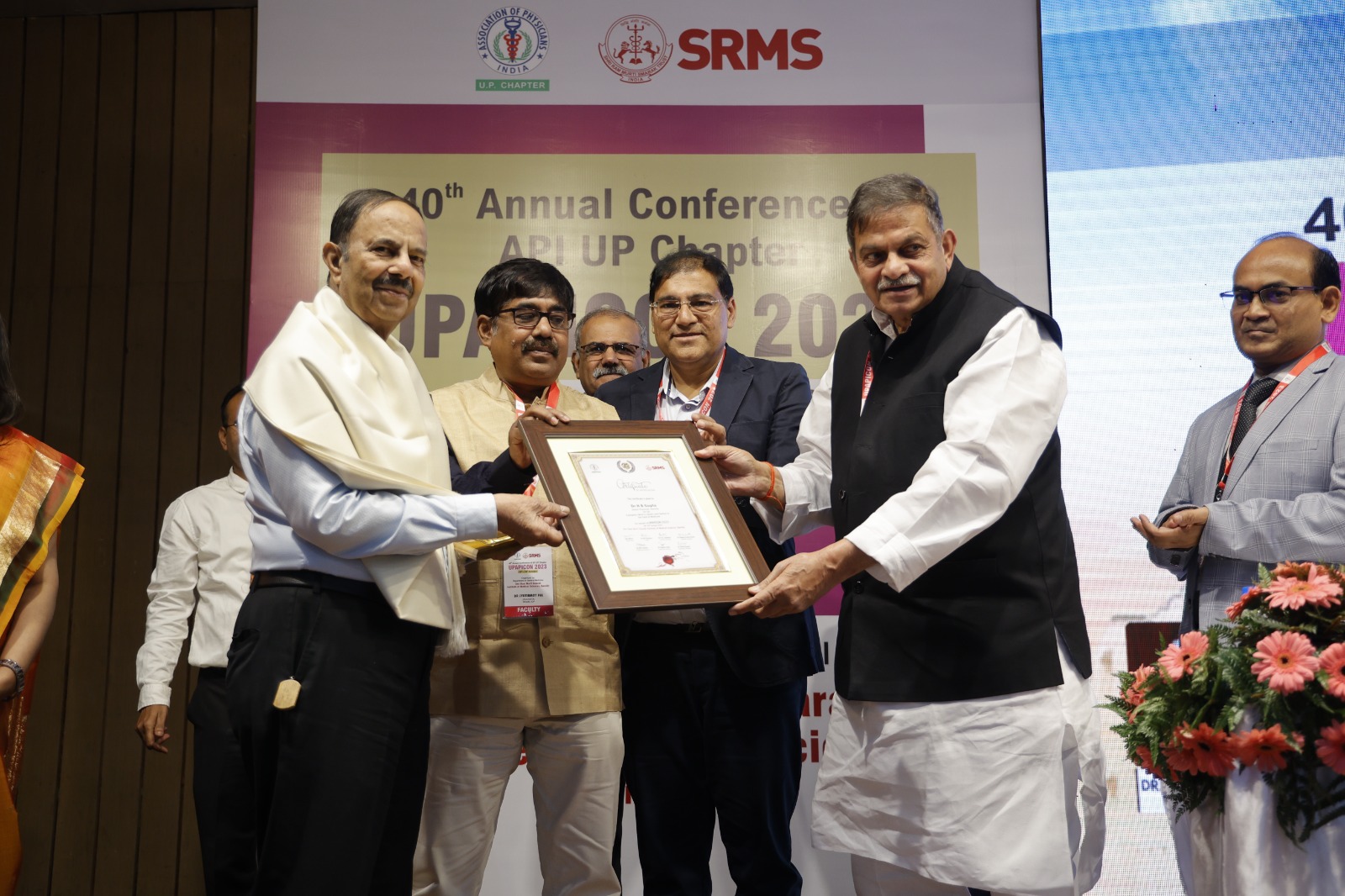 देव मूर्ति ने कहा मरीज की पल्स पकड़ें और जीवन दें