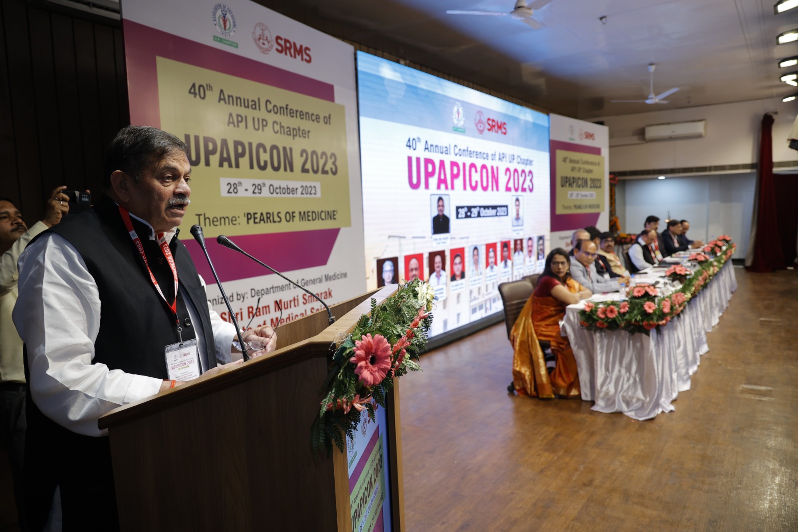 देव मूर्ति ने कहा मरीज की पल्स पकड़ें और जीवन दें