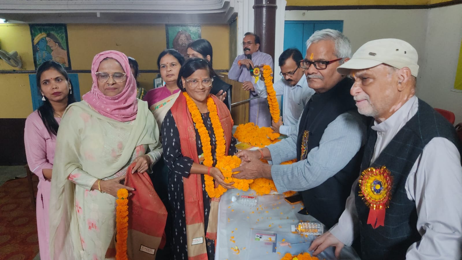 उप्र माध्यमिक शिक्षक संघ की जनपदीय शैक्षिक गोष्ठी किया शिक्षकों का सम्मान