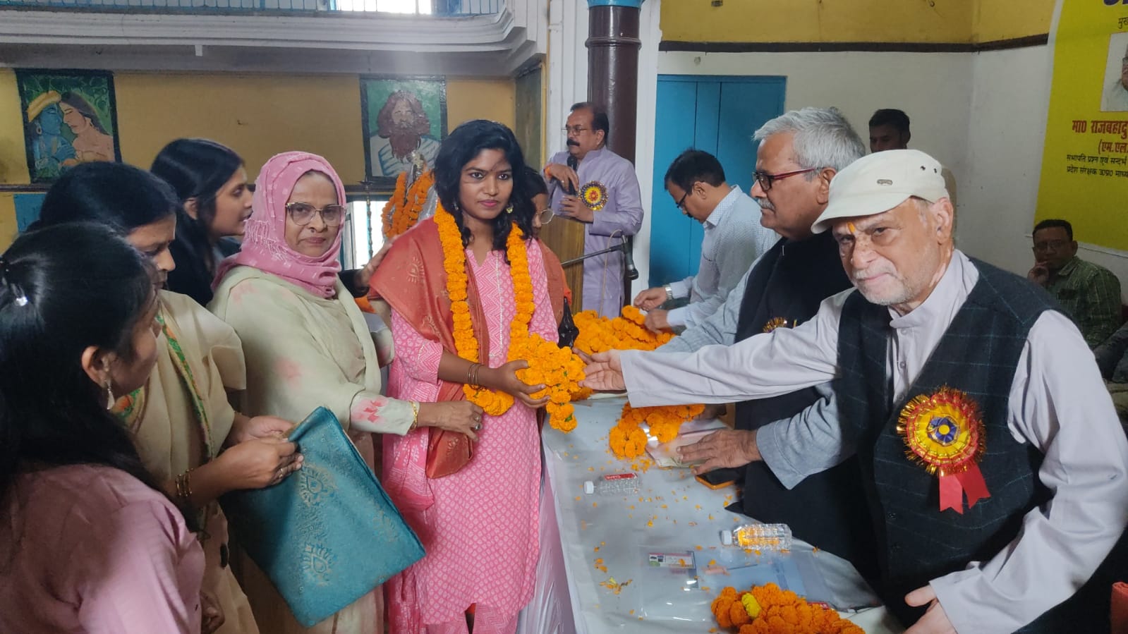 उप्र माध्यमिक शिक्षक संघ की जनपदीय शैक्षिक गोष्ठी किया शिक्षकों का सम्मान