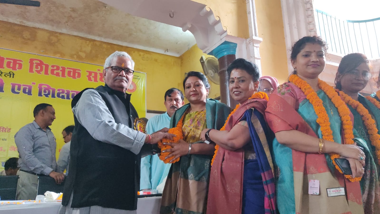 उप्र माध्यमिक शिक्षक संघ की जनपदीय शैक्षिक गोष्ठी किया शिक्षकों का सम्मान