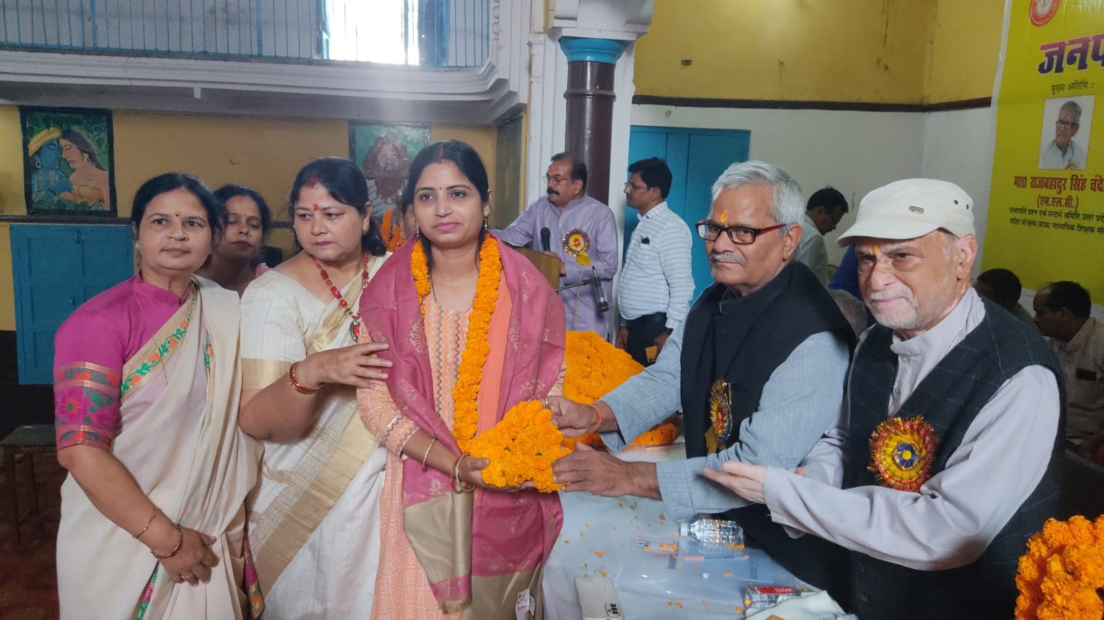 उप्र माध्यमिक शिक्षक संघ की जनपदीय शैक्षिक गोष्ठी किया शिक्षकों का सम्मान