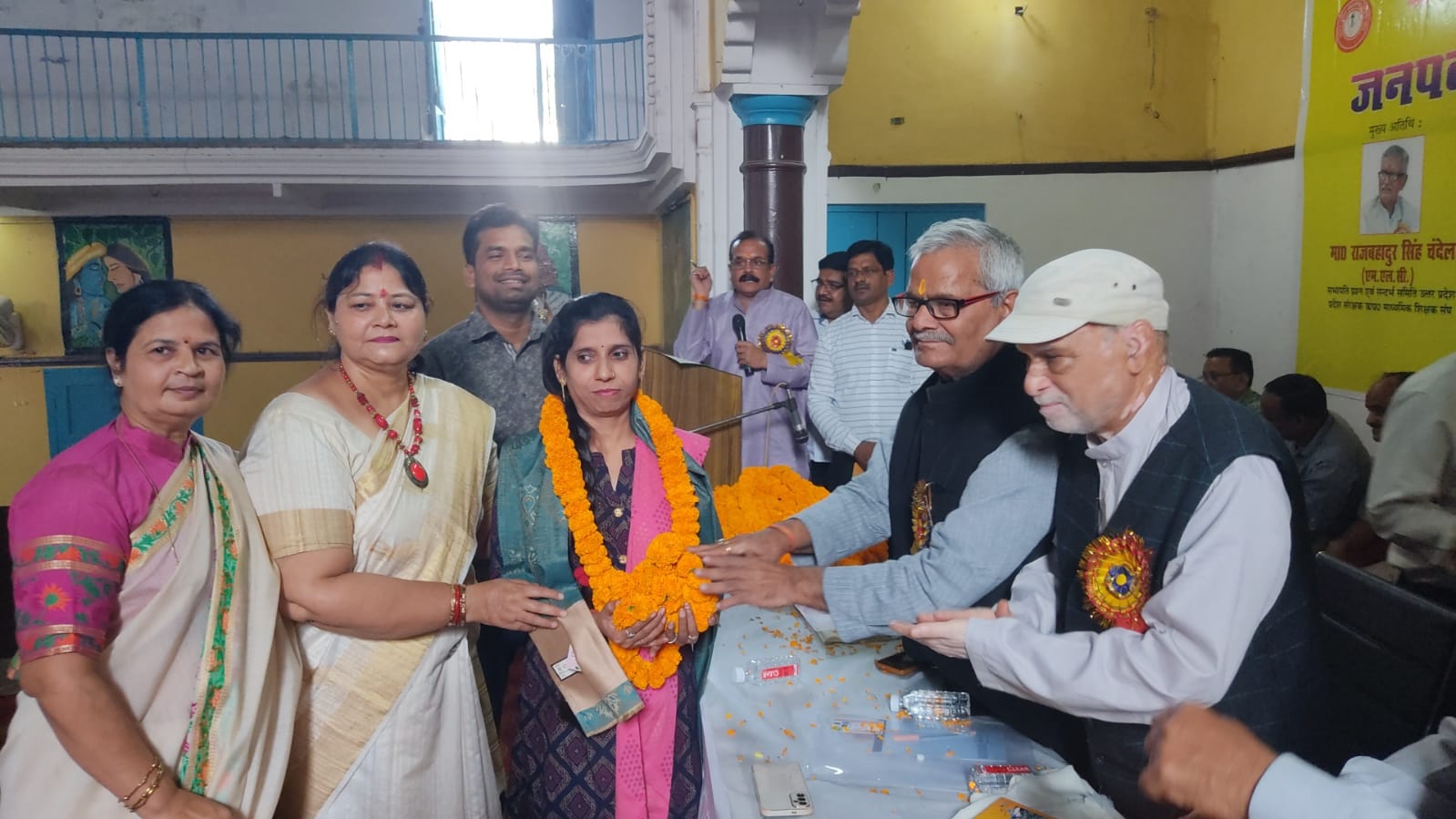 उप्र माध्यमिक शिक्षक संघ की जनपदीय शैक्षिक गोष्ठी किया शिक्षकों का सम्मान