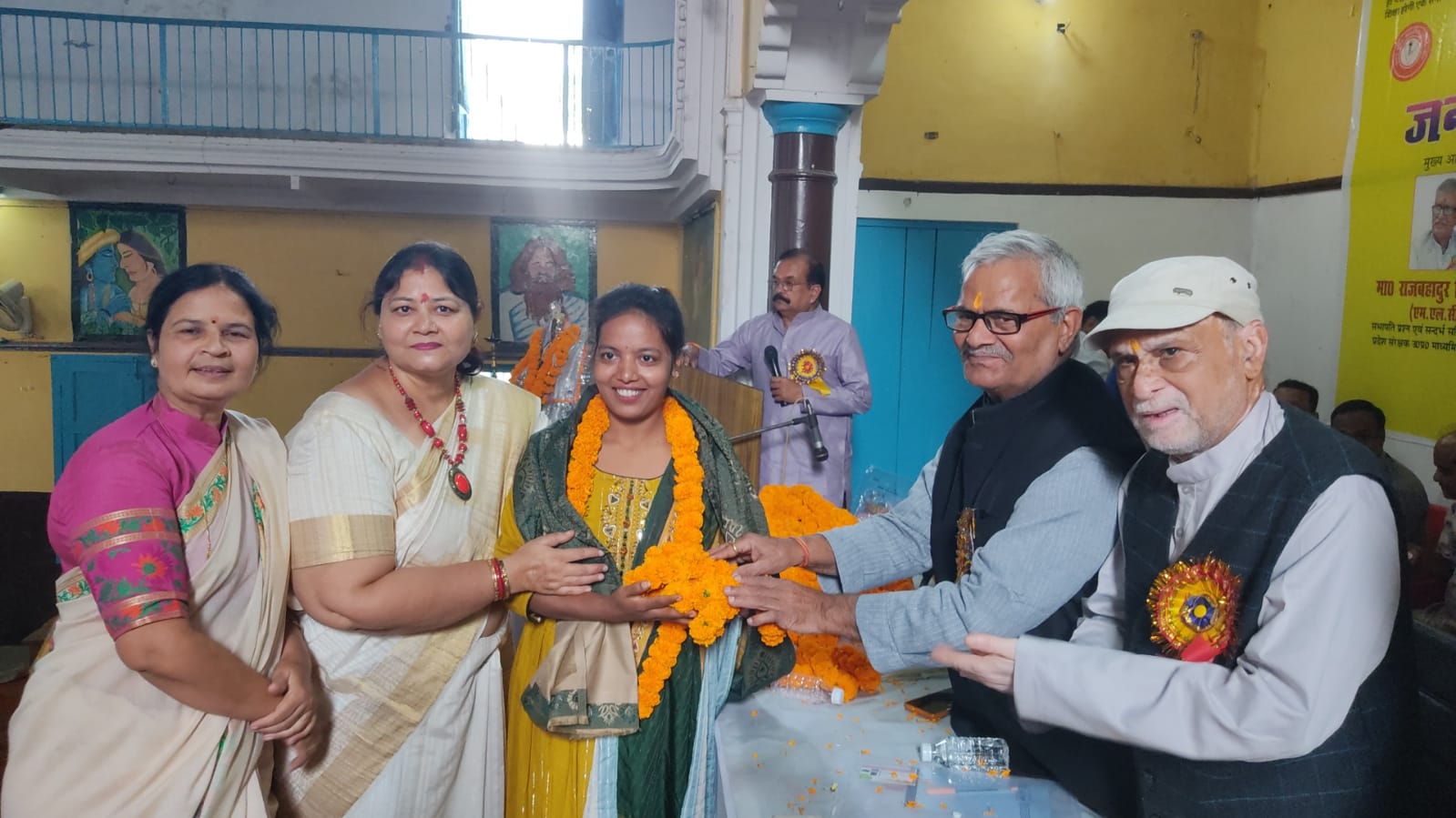 उप्र माध्यमिक शिक्षक संघ की जनपदीय शैक्षिक गोष्ठी किया शिक्षकों का सम्मान