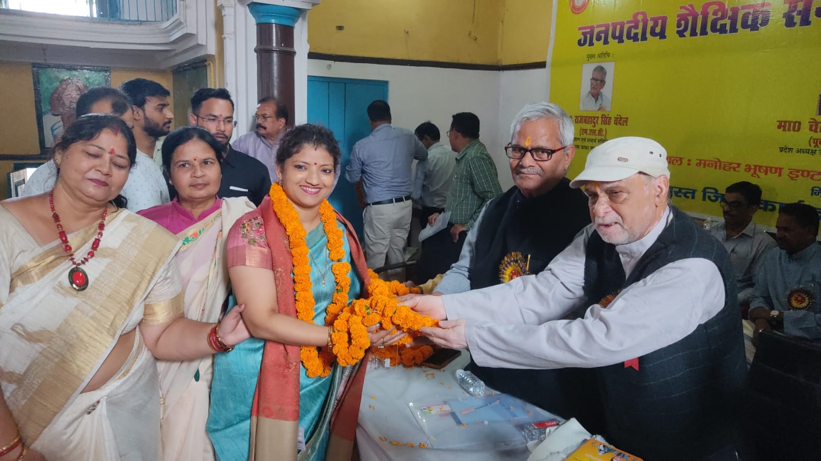 उप्र माध्यमिक शिक्षक संघ की जनपदीय शैक्षिक गोष्ठी किया शिक्षकों का सम्मान