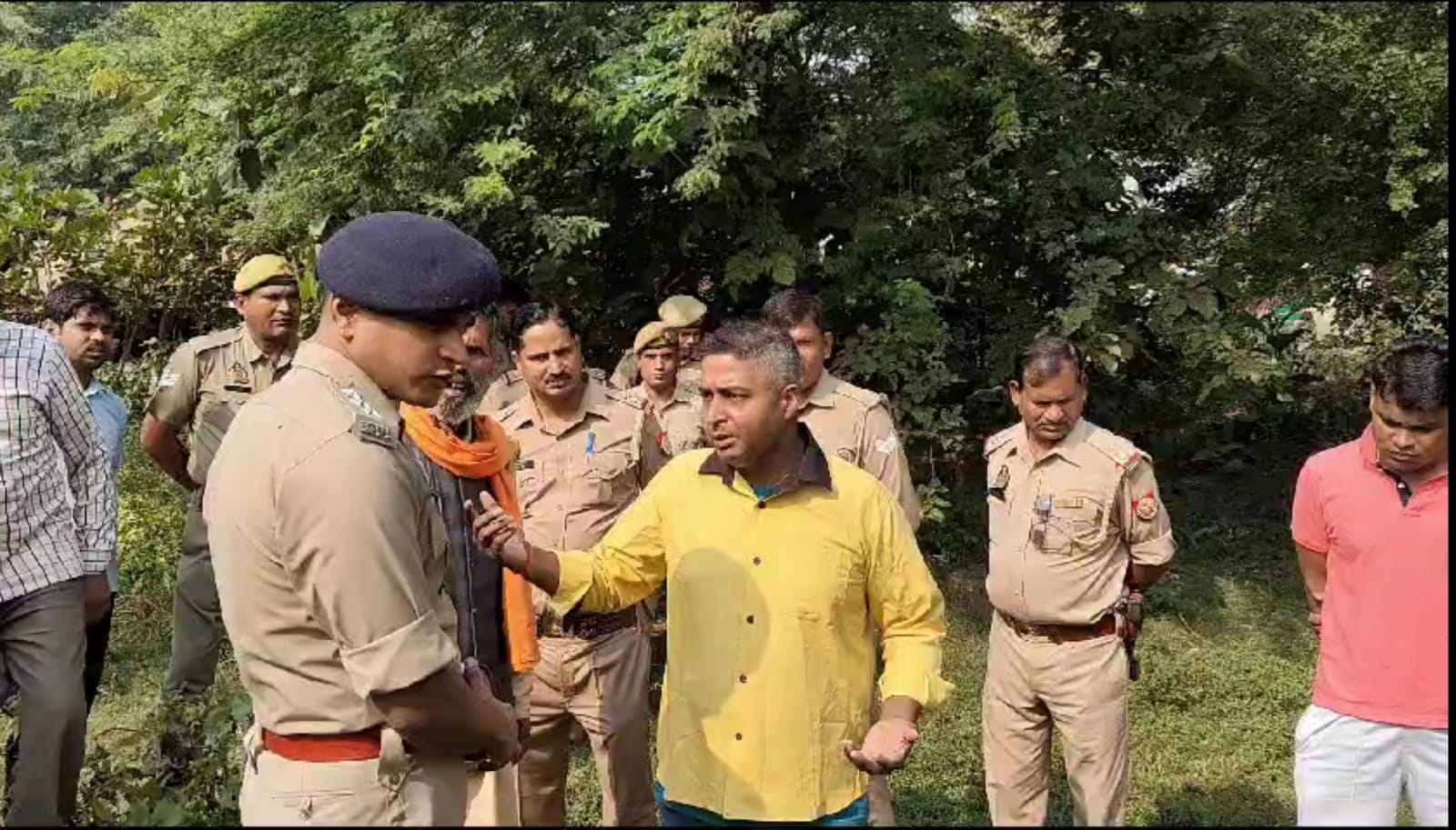 झाड़ियां में मिला युवक का शव भाई ने लगाया हत्या का आरोप, पुलिस जांच में जुटी