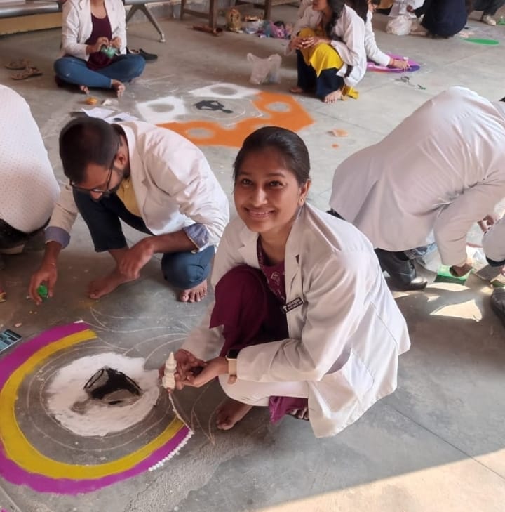 एसआरएम राजकीय आयुर्वेदिक कालेज में रंगोली , पोस्टर एवं स्लोगन प्रतियोगिता में 153 छात्र एवं छात्राओं ने प्रतिभाग किया