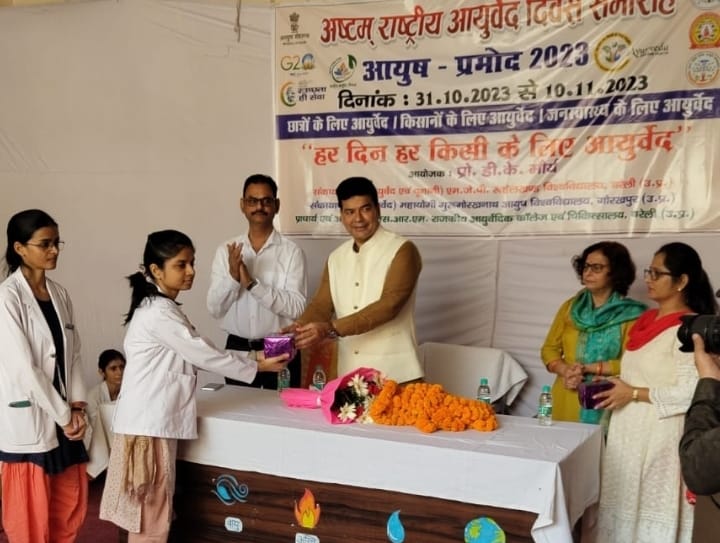 एसआरएम राजकीय आयुर्वेदिक कालेज में  रंगोली , पोस्टर एवं स्लोगन प्रतियोगिता में 153 छात्र एवं छात्राओं ने प्रतिभाग किया 