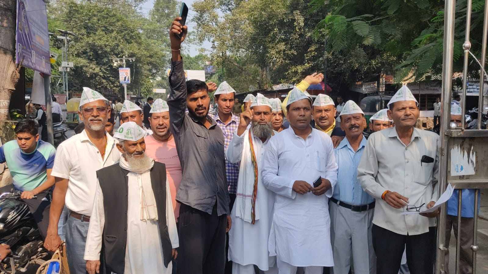 किसानों की समस्याओं को लेकर राष्ट्रीय लोक दल ने दिया ज्ञापन