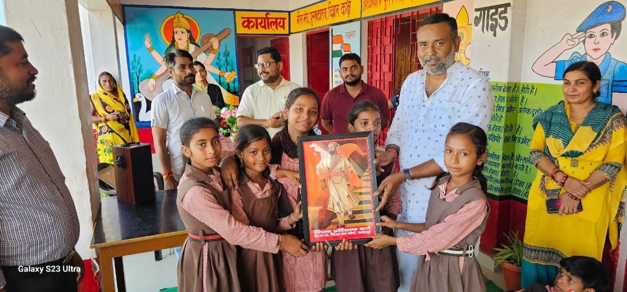 FATEHPUR: निवर्तमान भाजपा जिलाध्‍यक्ष आशीष मिश्रा ने विद्यार्थियों को सौंपे सम्मान में मिले उपहार