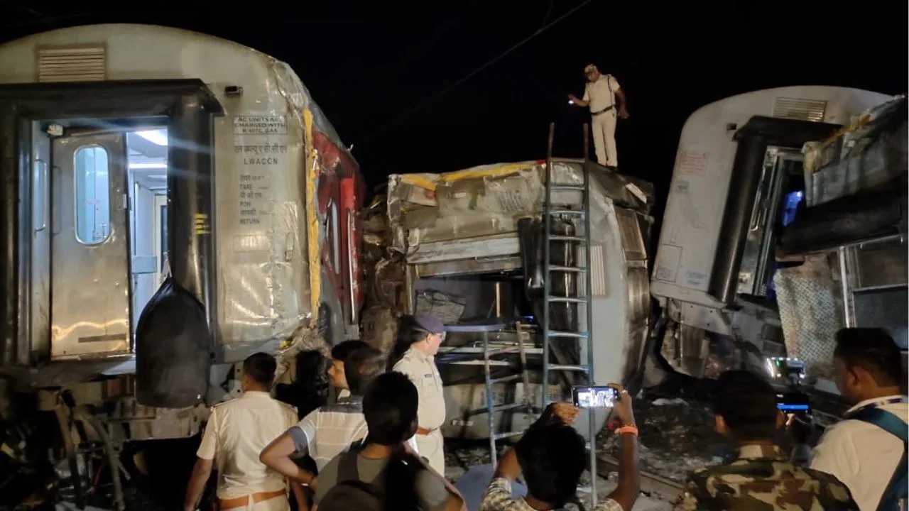 बिहार में हुए ट्रेन हादसे में चार यात्रियों की मौत, राहत और बचाव कार्य जारी