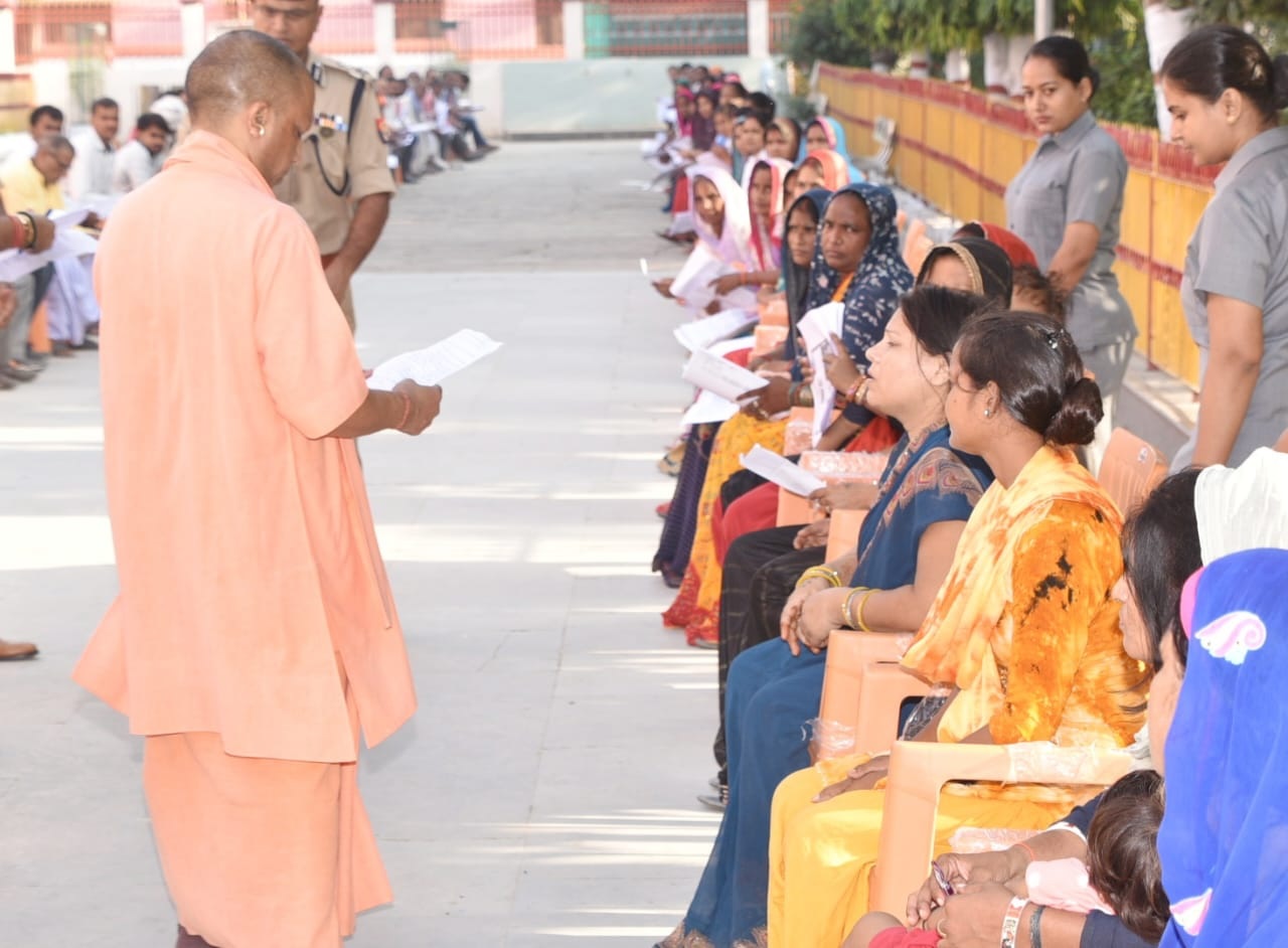 जनता दर्शन में सीएम योगी बोले- चिंता मत करें, सबकी पीड़ा दूर होगी