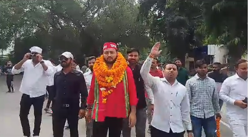 लखनऊ यूनिवर्सिटी में समाजवादी छात्र सभा के नए इकाई अध्‍यक्ष का जोरदार स्‍वागत