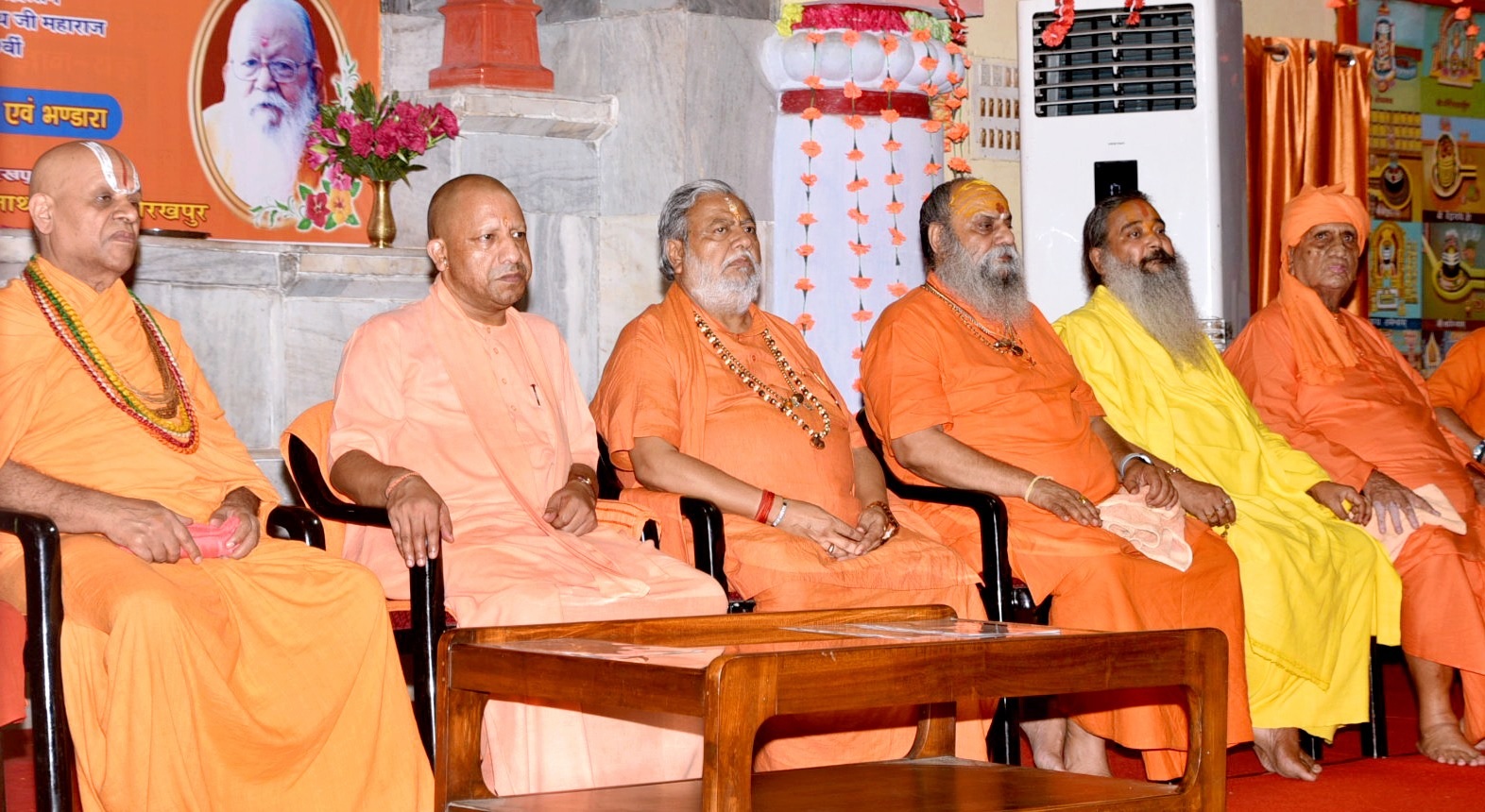 देश व धर्म को समर्पित होता है संत का जीवन: सीएम योगी