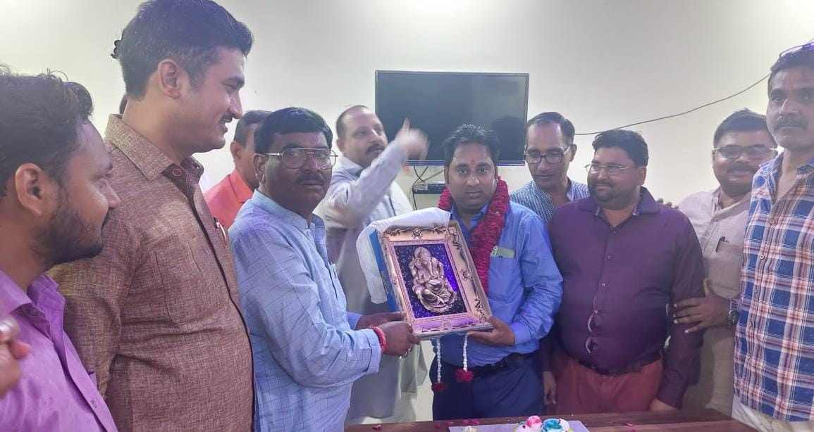 FATEHPUR: भाजपा जिलाध्यक्ष की मौजूदगी में मनाया गया पार्टी कार्यकर्ता का बर्थडे, कटा केक