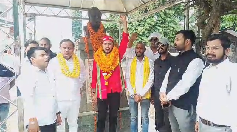 लखनऊ यूनिवर्सिटी में समाजवादी छात्र सभा के नए इकाई अध्‍यक्ष का जोरदार स्‍वागत