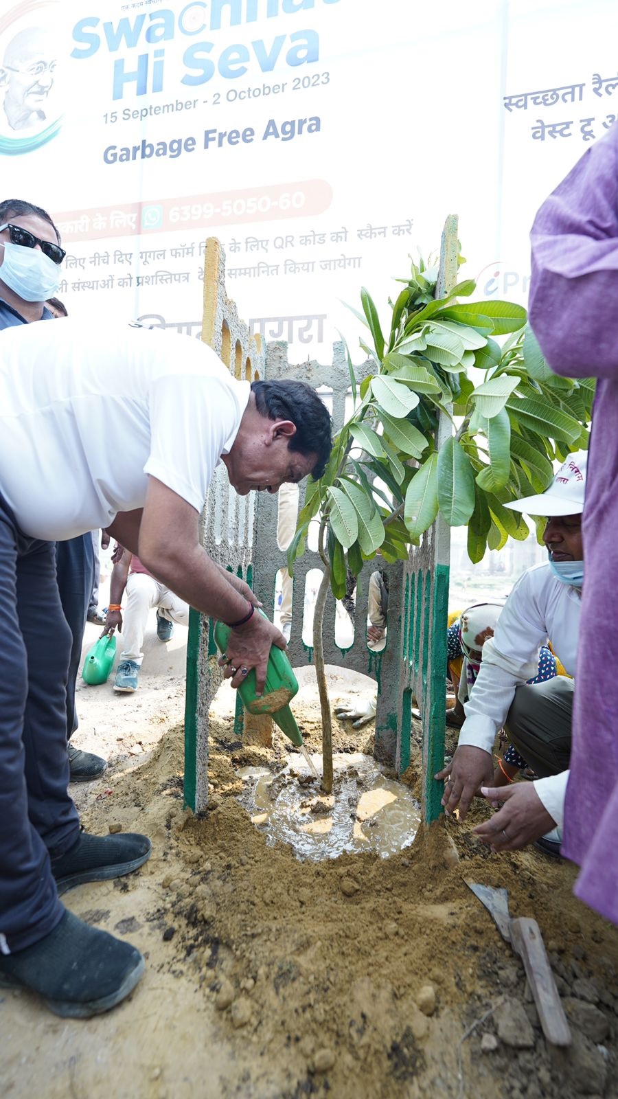 आगरा: 'एक तारीख, एक घंटे' के महासफाई अभियान में मंत्री एके शर्मा ने किया श्रमदान, किया बड़ा ऐलान