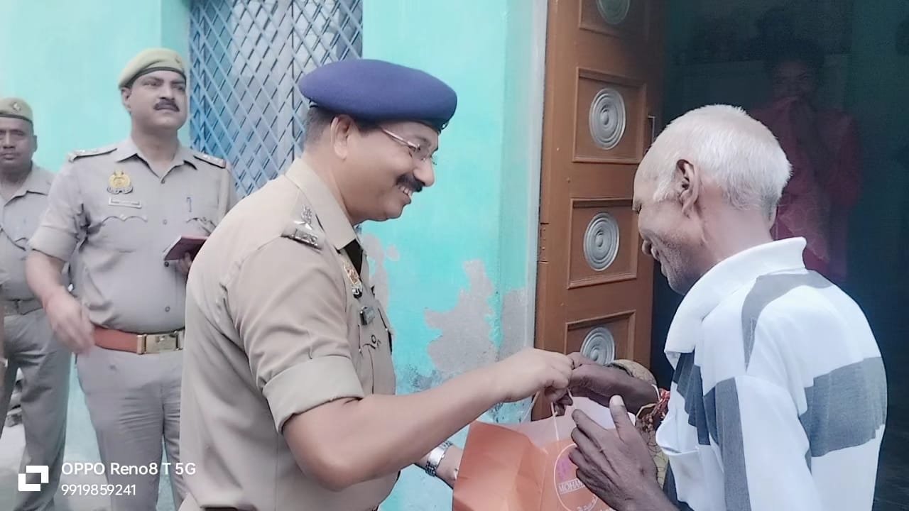 फतेहपुर में बुजुर्गों से मिले एसपी उदय शंकर सिंह, पूछा उनका हाल-चाल